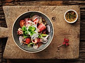 Thailändischer Salat mit gebratenem Thunfisch, Tomaten und Brokkoli