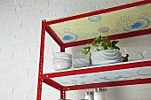 DIY-Küchenregal aus Metallschienen und tapezierten Spanplatten (Ausschnitt)