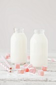 Turkish Delight und kleine Flaschen Milch