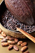 Kakaobohnenbruchstücke und ganze Kakaobohnen