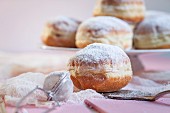 Krapfen mit Puderzucker