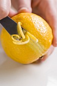 Zitronenzesten abschälen