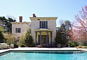 Jugendstil Villa mit halbrunder, überdachter Terrasse und vorgelagerter Pool im Garten, Frühlingsstimmung