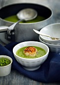 Pea soup with fried scallops