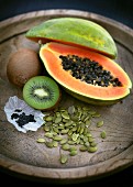 Stillleben mit Papaya und Kiwi