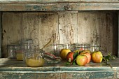 Rustikales Stillleben mit Apfelkompott, Einmachgläsern & frischen Äpfeln
