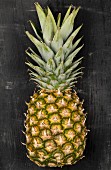 Eine Ananas auf schwarzem Hintergrund