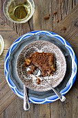 Ein Stück Kastenkuchen mit Kakao & Honig (Aufsicht)