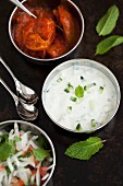 Gurken-Minz-Raita und Zwiebelsalat (Indien)