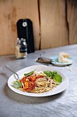 Grünkern-Bolognese mit Spaghetti und Parmesan