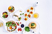 Verschiedene Eiergerichte: Chorizo-Ei-Töpfchen, Burrito-Omelett-Wrap, knusprige Spiegeleier mit Gurke, Tabasco-Sellerie-Eier und Rührei mit Spinat und Käse