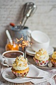 Mandel-Orangen-Cupcakes mit Wunderkerze