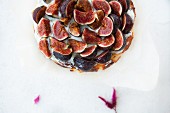 Cheesecake with figs (seen from above)