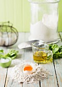 Zutaten für das Grund-Nudelteig-Rezept (Mehl, Ei, Olivenöl, Salz)