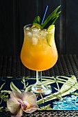 Fruchtiger Cocktail mit Orangensaft