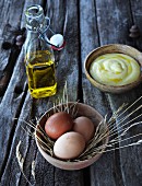 Selbstgemachte Mayonnaise, Olivenöl und frische Eier