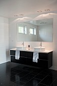 Waschtisch mit zwei Aufsatzbecken unter Wandspiegel in schwarz-weißem Designerbad