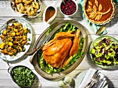 Truthahnbraten mit Beilagen zu Thanksgiving (Aufsicht)
