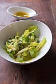 Grüner Salat mit Sardellendressing