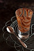 Glas mit Resten von einem Schokoladendessert