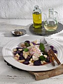 Salat von violetten Kartoffeln mit Birnen und Schafskäse