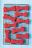 Leckereien für Hunde - knochenförmige Plätzchen mit Rote-Bete-Saft, Hafer und Vollkornmehl