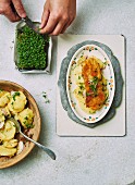 Paniertes Fischfilet mit Kartoffelsalat