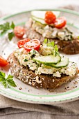 Cheddar-Pate mit Gurken und Tomaten auf Toast