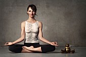 Frau meditiert im Yogasitz