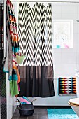 Graphic patterns and accents of colour in bathroom