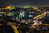 Blick auf die Stadt bei Nacht, Istanbul, Türkei