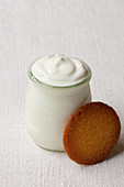 Naturjoghurt im Glas mit angelehntem Keks