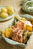 Fried salmon with clementines and fennel