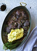 Pork cheeks with red wine, moss and mashed potatoes