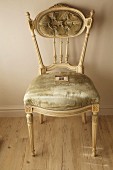 Eleganter antiker Rokoko-Stuhl mit pastellgrünem Samtbezug und Schnitzereien