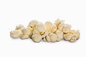 Ein Häufchen Popcorn vor weißem Hintergrund