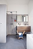 Minimalistisches Badezimmer in Grautönen