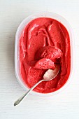 Frozen strawberry yoghurt