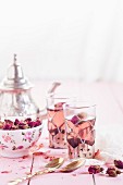 Rosentee in marokkanischen Teegläsern
