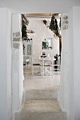 Blick in mediterranes Esszimmer mit weiß gekalkten Wänden
