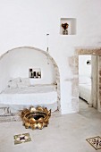 Mediterranes Schlafzimmer mit gemauerter Bettnische