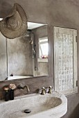 Grau getünchtes Badezimmer mit Steinwaschbecken