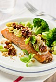 Salmon with dried tomatoes and broccoli