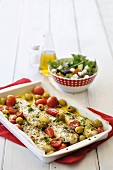 Seehechtfilet mit Tomaten und Oliven, als Beilage Griechischer Salat