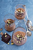 Veganes dunkles Schokoladenmousse mit Mandeldrink und Pistazien