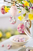 Osterplätzchen hängen auf Frühlingsblumenstrauss