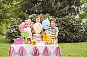 Kinder feiern Geburtstag in sommerlichem Garten