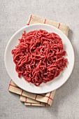 Fresh minced meat on a plate (seen from above)