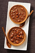 Chocolate tartlets with double-crunch nuts