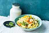 Pasta with stir-fried vegetables and chicken